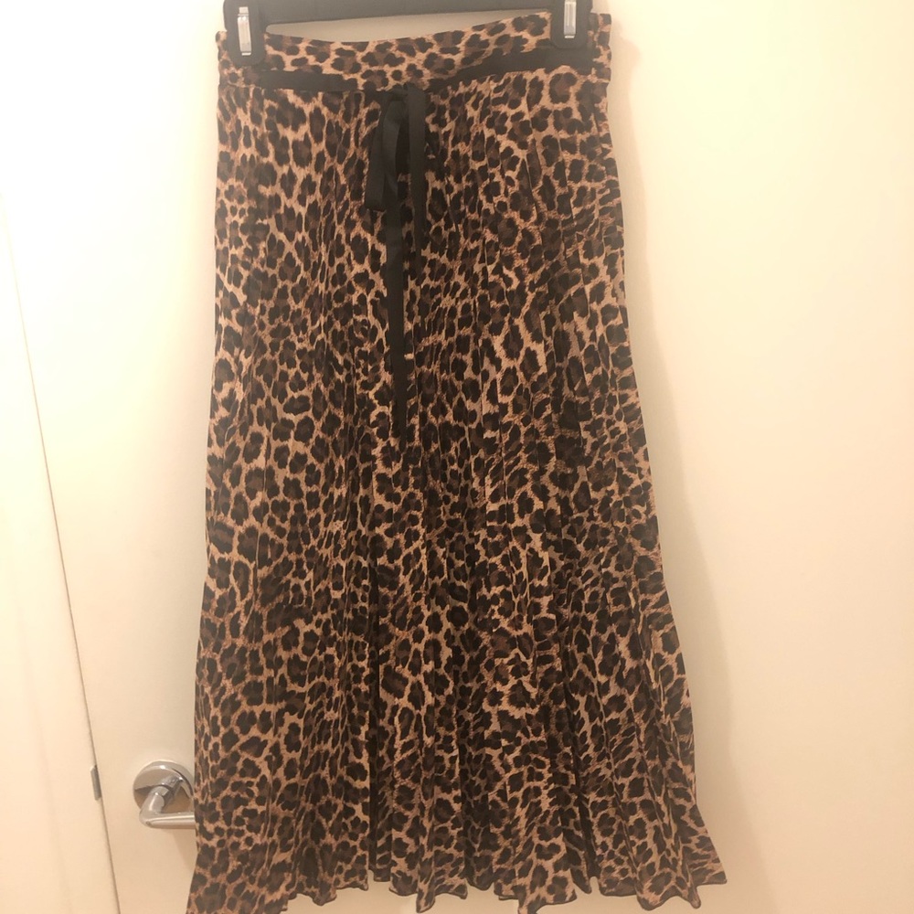 Zara pleated leopard print midis skirt.